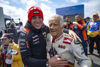 Aleix Espargaró y Giacomo Agostini (Foto: Archivo Blancafort)